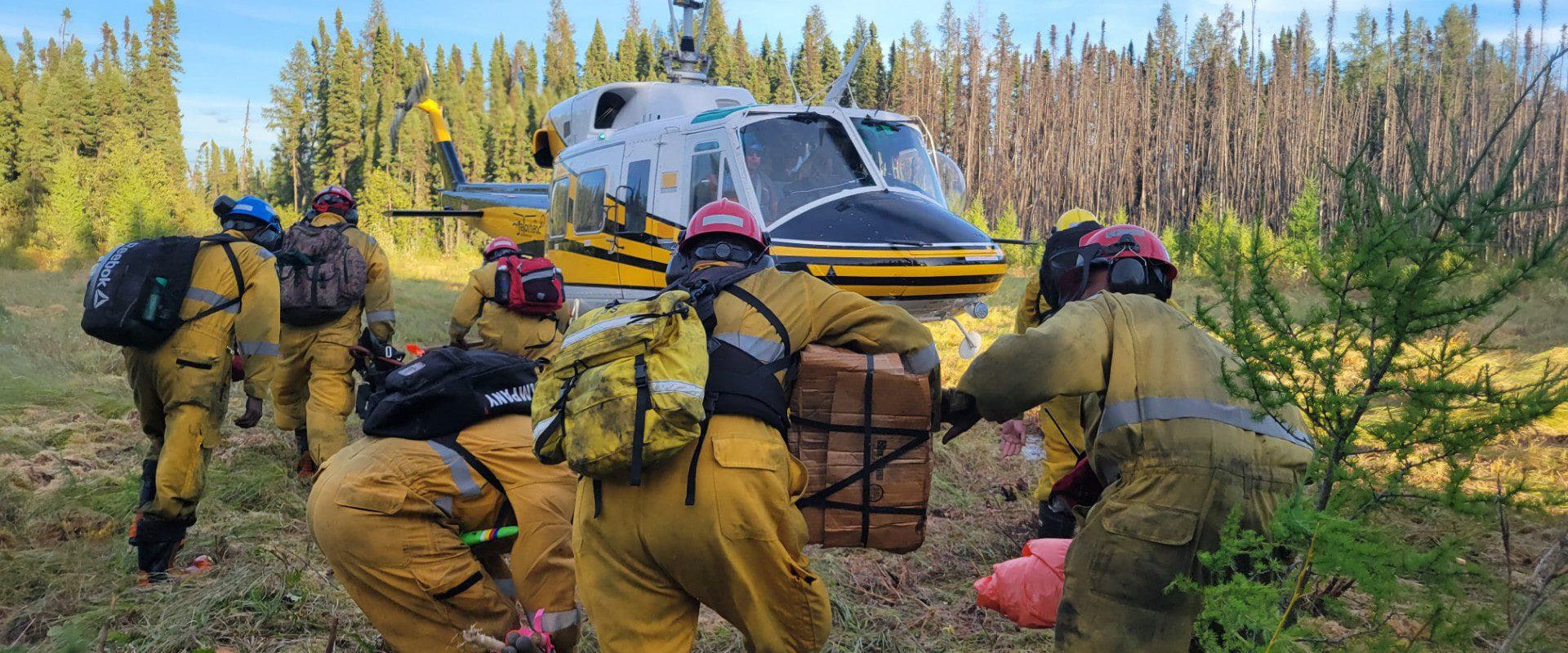 Bell 212 helicopter picking up wildfire crew