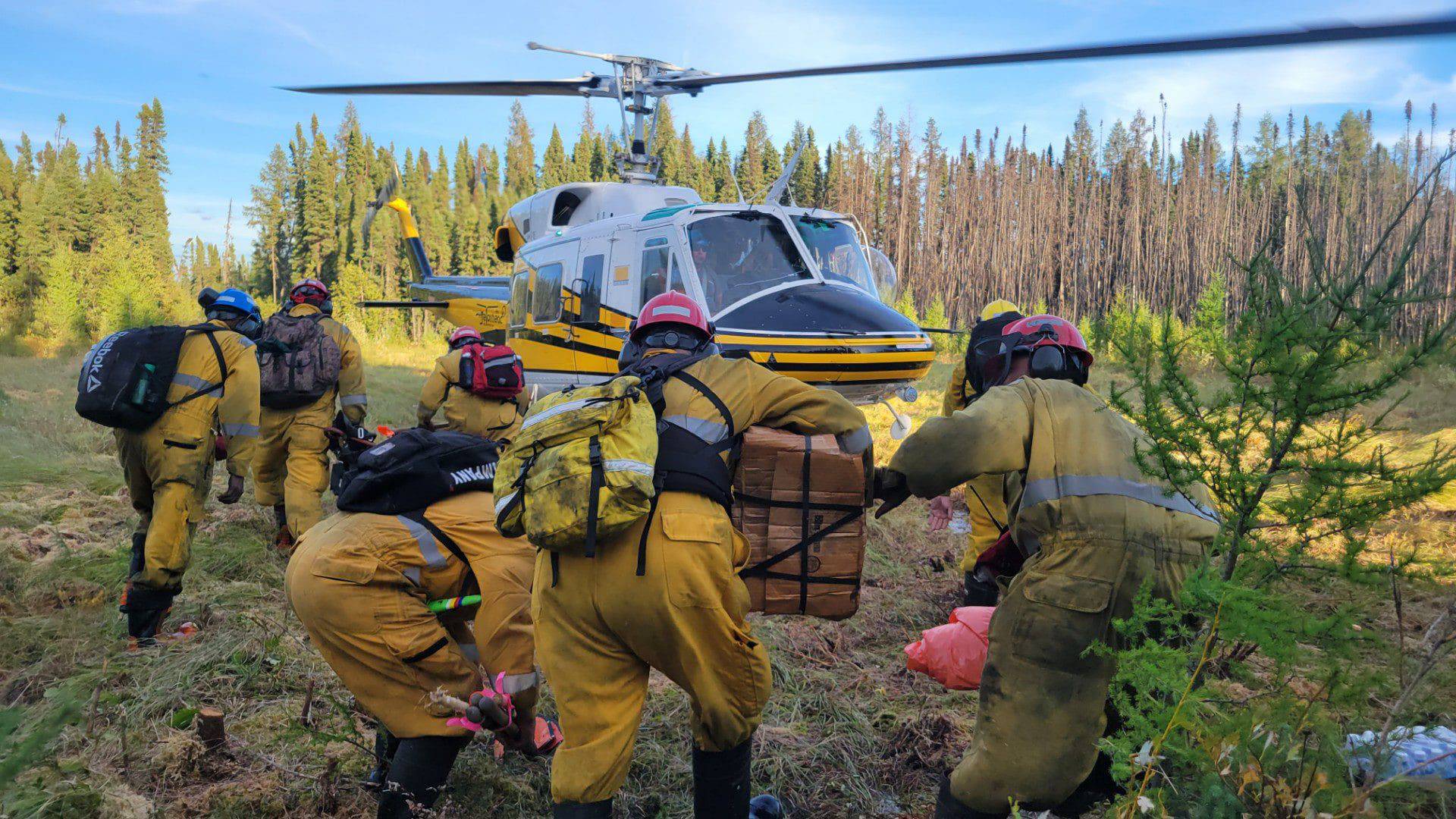 Bell 212 moving wildfire crews